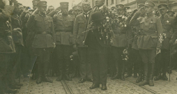 Latvijas Pagaidu valdības atgriešanās Rīgā. 1919. gada 8. jūlijs. Ceturtais no kreisās – ģenerālis D. Sīmansons, piektais – pulkvedis J. Balodis, sestais – J. Zālītis, septītais – K. Ulmanis, otrais no labās – pulkvedis J. Zemitāns.