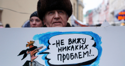 Pie Saeimas ēkas norisinās Krievu skolu aizstāvju štāba rīkotā protesta akcija pret ieceri pāriet uz izglītību latviešu valodā.