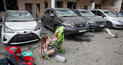 Kijiva pēc Krievijas raķešu uzbrukuma, kurā cieta bērnu slimnīca "Ohmatdit".