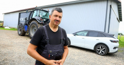 Bauskas novada Codes pagasta zemnieku saimniecības "Vaidelotes" īpašnieks Arnolds Jātnieks: "Kaut arī vasarā elektrības patēriņš mēdz būt vislielākais – pat līdz aptuveni 1700 kilovatstundām mēnesī, rēķinus visām vajadzībām nosedzam ar saules paneļu palīdzību."