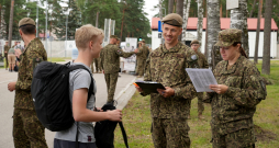 Militārajā bāzē "Ādaži" tiek sagaidīti valsts aizsardzības dienesta 2024. gada jūlija iesaukuma karavīri.