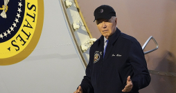 ASV prezidents Džo Baidens pie prezidenta lidmašīnas "Air Force One", dodoties pašizolācijā pēc pozitīva Covid-19 testa.