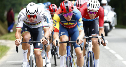 Toms Skujiņš (centrā) "Tour de France" 13. posma atrāviena galvgalī. Pa kreisi – pasaules čempions Metjū van der Pūls, pa labi – vēl viens nīderlandietis Kevins Genets.