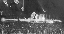Brīvdabas izrāde "Atdzimšanas dziesma" ar valsts vadītājiem Albertu Kviesi un Kārli Ulmani publikā.