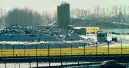 Seveso nomale 1976. gada 10. jūlijā. Pēc sprādziena ķīmiskajā rūpnīcā zemi klāj kristāliska viela, kas atgādina mitru sāli.