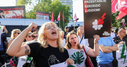 Aborta tiesību atbalstītāji 23. jūlijā Varšavā pulcējās pie Polijas parlamenta.