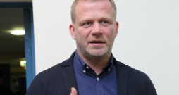 Reinis Pozņaks: "Man šķiet īpatnējs priekšstats, ka, ieejot politikā, tevi instruē kaut kādi cilvēki, "krusttēvi". Protams, var mēģināt ietekmēt, bet manā gadījumā nav īsti jēgas tērēt tam laiku."
