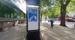 Par telefonu zagļiem, kas gatavi mobilai bēgšanai, Londonas ielās ziņo arī īpašas vides reklāmas.