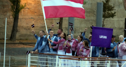 Sēnas upē Latvijas olipskā delegācija atradās 42. laivā kopā ar Libānas, Libērijas un Lībijas delegācijām. Karognesēji jeb šajā gadījumā turētāji - 3x3 basketbolists Nauris Miezis un pludmales volejboliste Tīna Graudiņa. 
