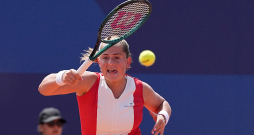 Latvijas tenisistes Aļonas Ostapenko un Kolumbijas tenisistes Kamilas Osorio 2024.gada vasaras olimpisko spēļu tenisa turnīra pirmās kārtas spēle.