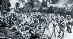 Franču armijas kareivji pirms došanās uz fronti. Pirmajos kara mēnešos pirms iestrēgšanas ierakumos 1915. gadā Rietumu frontes armijas bija diezgan mobilas.