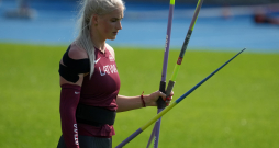 Latvijas škēpmetēja Līna Mūze - Sirmā piedalās vieglatlētikas treniņā 2024.gada vasaras olimpiskajās spēlēs.
