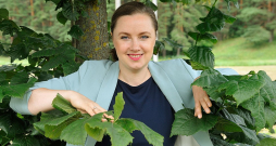 Latvijas Mēbeļu ražotāju asociācijas izpilddirektore Ieva Erele: "Lielākoties mēbeļu ražotāji Latvijā ir spējuši pielāgoties tirgum un saglabā konkurētspēju, tomēr noteikti varētu vēlēties, lai uzņēmumi, kuri nokļuvuši stagnācijas apburtajā lokā, no tā izrautos un būtu gatavi pārmaiņām, mūsdienīgai pieejai, inovācijām, ilgtspējas izaicinājumiem."