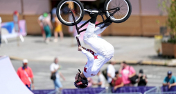 Ernests Zēbolds olimpiskajās spēlēs BMX frīstaila sacensībās rādīja savus labākos trikus.