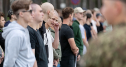 Rīgas Stradiņa universitātes uzņemšanas noteikumos minēts, ka "universitātē netiek uzņemti reflektanti, kuriem dokumentā par vidējo izglītību kādā no priekšmetiem vērtējums ir zemāks par 4 (gandrīz viduvēji 10 ballu sistēmā) vai 3 (5 ballu sistēmā) vai uzņemšanas konkursa kopējais rezultāts ir zemāks par 30 punktiem". Agneses dēla izglītības sertifikāts liecina, ka viņam nav zemāku atzīmju par minētajām.