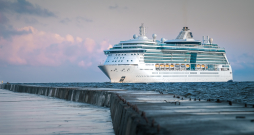 Pasaules kruīza ietvaros Rīgā viesojas iespaidīgais kruīzu kuģis "Serenade of the Seas".
