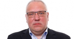 Dzintars Reksnis, AS "Latvenergo" Energorisinājumu pārdošanas daļas vadītājs: "Novērtējam turpmāku sadarbību ar CSDD, tomēr biznesa interesēs šis darījums netika turpināts. Kad CSDD atkārtoti izsludinās iepirkumu par elektromobiļu uzlādes staciju izbūvi klientu apkalpošanas centros, plānojam iesniegt atkārtotu piedāvājumu."