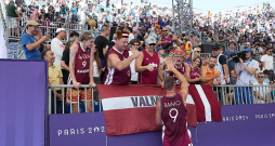Zigmārs Raimo pēc spēles pateicas Latvijas faniem, kas devušies uz Franciju just līdzi 3x3 basketbolistiem.