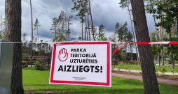 Patlaban drošības apsvērumu dēļ Kauguru parkā ir aizliegts uzturēties.
