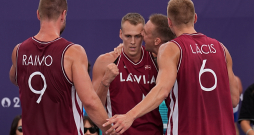 Basketbolisti Zigmārs Raimo (no kreisās), Nauris Miezis un Francis Lācis 3x3 basketbola turnīra spēlē starp Latvijas un Francijas valstsvienībām 2024. gada vasaras olimpiskajās spēlēs Parīzē.