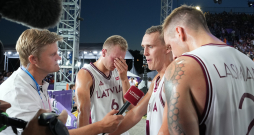 Žurnālists Dāvids Ernštreits (no kreisās) intervē baskebolistus Franci Lāci, Nauri Miezi un Kārli Lasmani pēc 3x3 basketbola spēles starp Latvijas un Lietuvas valstsvienībām 2024. gada vasaras olimpiskajās spēlēs.