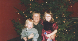 Linda Mūrniece ar bērniem. 2002. gads.