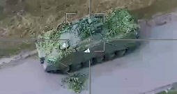 Kadrs no Krievijas Aizsardzības ministrijas izplatītā video, kurā redzama Ukrainas armijas bruņumašīna.