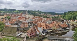 Skats no pilskalna uz skaisto Česke Krumlovu, kas ierakstīta UNESCO pasaules mantojuma sarakstā.