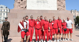 Latvijas 3x3 basketbola izlase un vieglatlēte Rūta Lasmane pie Brīvības pieminekļa pēc atgriešanās no Parīzes olimpiskajām spēlēm.