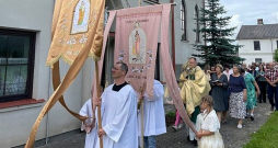 Ticīgie Gulbenē sagaida un pavada svētceļotājus.