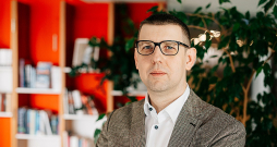 Bankas "Citadele" ekonomists Mārtiņš Āboliņš: "Vājais mazumtirdzniecības sniegums šogad lielā mērā ir pēdējo gadu augstās inflācijas un procentu likmju kāpuma sekas. Augstās inflācijas dēļ iedzīvotāji ir būtiski mainījuši savu patēriņa grozu, izvēloties lētākus produktus vai zīmolus, tādēļ izdevumi pārtikai ir auguši mazākā mērā nekā cenas."