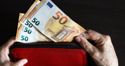 Indeksēs arī piemaksas par katru apdrošināšanas stāža gadu. Piemēram, pensionāri, kas saņēma 1,52 eiro par katru stāža gadu (kas uzkrāts līdz 1995. gada beigām), turpmāk saņems 1,62 eiro, bet tie, kas saņēma 2,28 eiro – no 1. oktobra saņems 2,43 eiro.