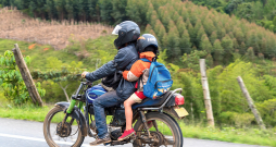 Aizsargķivere, pārvadājot bērnu uz motocikla vai velosipēda, ir absolūti nepieciešama.