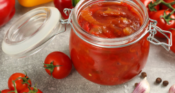 Paprika tomātos ar ķiplokiem.