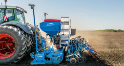 'Lemken Solitair' sējmašīna ar 'Zirkon MR' ecēšām.