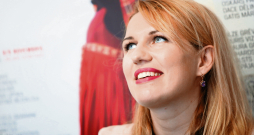 Laura Grecka pašlaik ir teicamā vokālā formā, kas atstāj iespaidu arī uz skatuvisko veidolu, jo tieši viņa iestudējuma norisēs iekļāvās visorganiskāk.