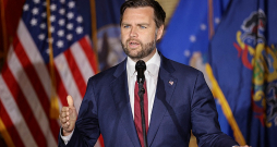 Vairākiem ASV medijiem noplūdināti republikāņu kandidāta Donalda Trampa kampaņas dokumenti par senatoru Džeimsu Deividu Vensu (attēlā), kuru bijušais prezidents izraudzījies par savu viceprezidenta amata kandidātu.