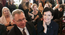 Rūta Dimanta vakar apsveikumus Rīgas pilī saņēma arī no tuviniekiem un kolēģiem.