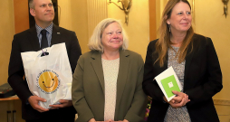 Amerikas Latviešu apvienības priekšsēdētājs Mārtiņš Andersons, izglītības nozares vadītāja Elisa Freimane, labdarības Latvijā nozares vadītāja Diāna Kārkliņa.