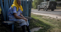 Ukrainas pierobežā 88 gadus vecā Marija noraugās uz Ukrainas armijas kolonnu. 