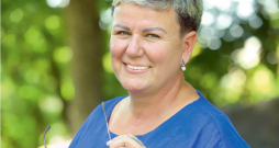 "Ir daudzas lietas, par kurām īsti nevaru runāt bez asarām, lai gan cik gadi jau pagājuši. Norakstīju emocijas grāmatā, bet kaut kas tāpat paliek," tā Linda Mūrniece.