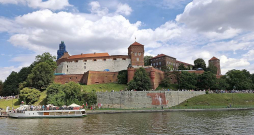 Skats uz Vāvela pilskalnu no tūristu kuģīša klāja.