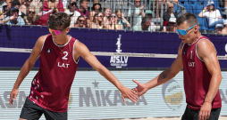 Kristiāns Fokerots (no kreisās) šovasar īsā laikā kļuva par divkārtēju Eiropas čempionu pludmales volejbolā, triumfējot U-20 turnīrā un pieaugušo meistarsacīkstēs, kur spēlēja kopā ar pieredzējušo Mārtiņu Pļaviņu. Trešajā Eiropas čempionātā, šoreiz jau klasiskajā volejbolā, šoreiz gan viņu neredzēsim.
