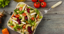  Pilngraudu pastas salāti ar papriku .