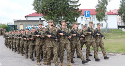 Jaunie rezerves karavīri iemācījušies soļot skaistā ierindā, ko demonstrē zvēresta ceremonijas laikā.
