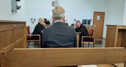 Advokāts Normunds Duļevskis (no labās), apsūdzētais Ilmārs Rimšēvičs un prokurore Džena Andersone tiesas sēdi gaidot.