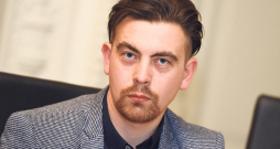 Rihards Zaļupe arī šoreiz komponējis partitūru, kas teicami iekļaujas visa inscenējuma koncepcijā.