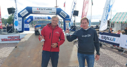 Agris Staņēvičs un Uldis Hmieļevskis, tālāk fonā – "Lada 1500".