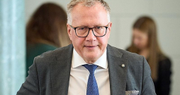 Finanšu ministrs Arvils Ašeradens raizējas, ka ekonomiskās attīstības prognozes kļūstot arvien nepatīkamākas, un attiecīgi valsts naudas maks arī var nepildīties kā plānots.