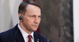 Polijas ārlietu ministrs Radoslavs Sikorskis piedalās preses konferencē pēc tikšanās ar Latvijas ārlietu ministru Ārlietu ministrijā.